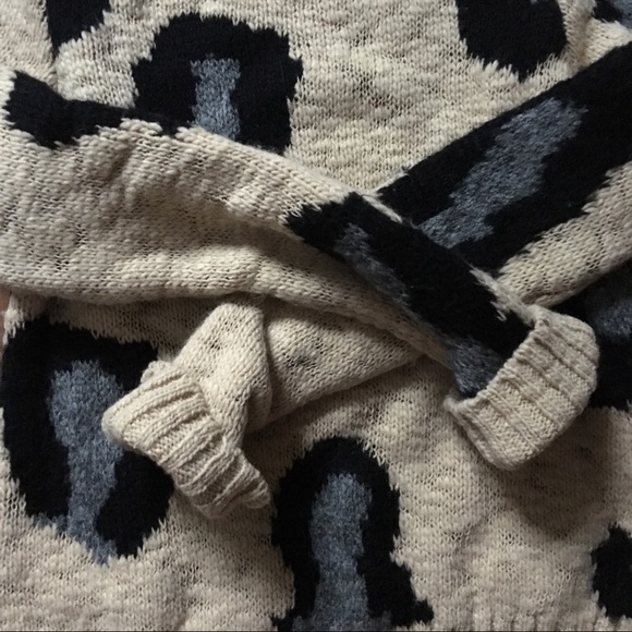 Sleeping on Snow Leopard Sweater - Picture 4 of 7